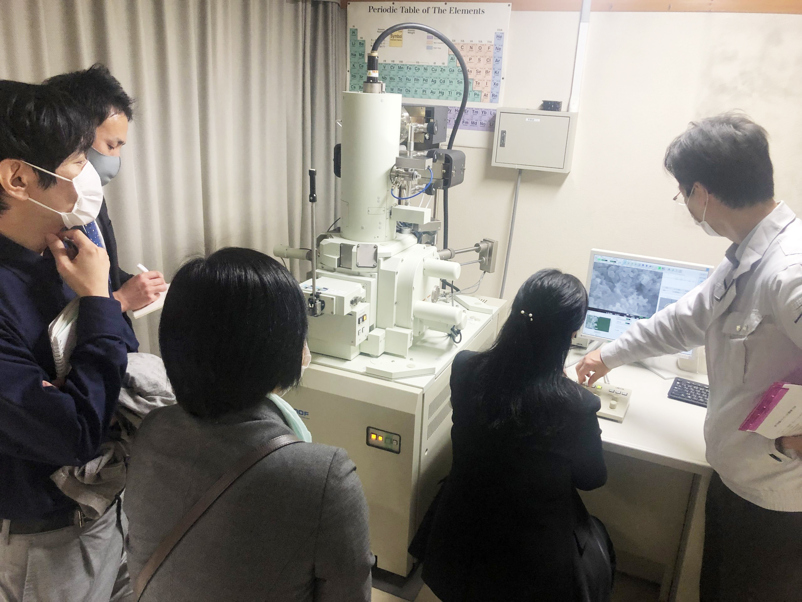 最先端の精密研究機器を操作する手元